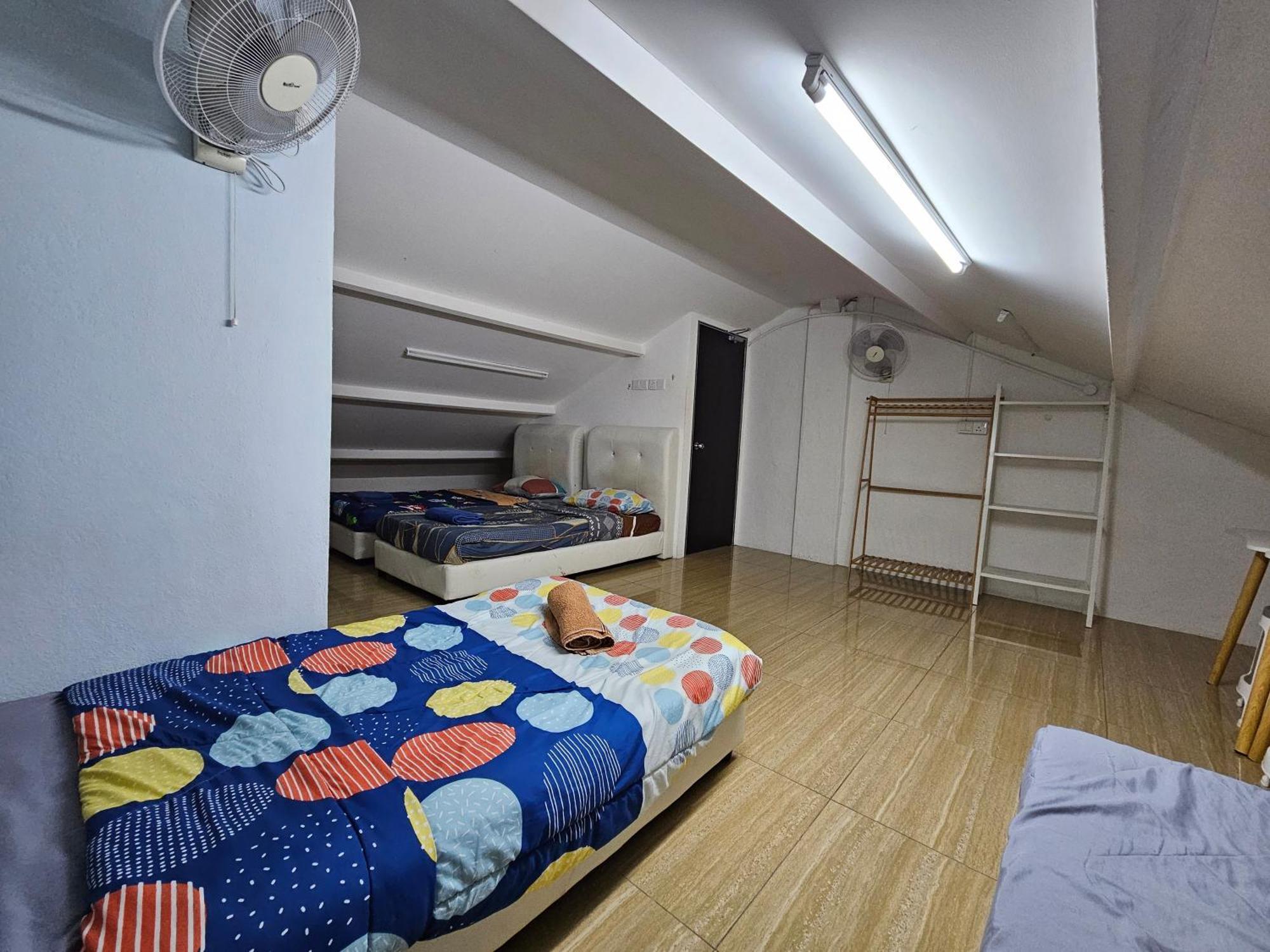 Color Mixed Home Hostel George Town Exteriör bild